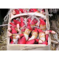 6167_PC120010 Angebot Weihnachtsmarkt - Korb mit Weihnachtsfiguren, rote Mütze - weisser Bart. | 